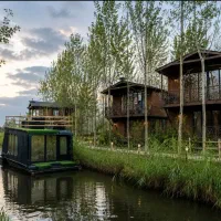 اینجا-بهشت-زیر-پای-شماست