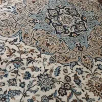 فرش ماشینی کرم رنگ قدبمی بسیارتمیز وشستخ شده ومرتب
