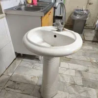 روشویی تمیز بهمراه شیر آب