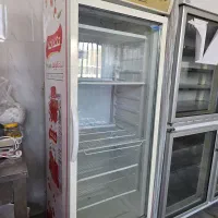 دو عدد فریزر صندوقی و یک عدد یخچال ایستاده