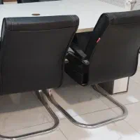 صندلی چرم و پایه استیل و میز مدیریت ام دی اف