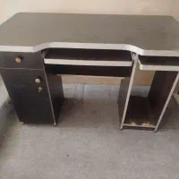 میز کامپیوتر در حد نو