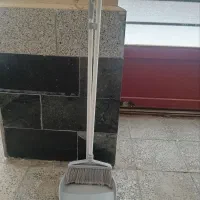جارو خاک انداز ایستاده