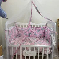 تخت و گهواره کنار مادر