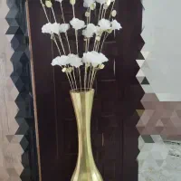گلدان بزرگ طلایی با گل های سفید طلایی
