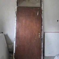 یک عدد درب چوبی با چهارچوب