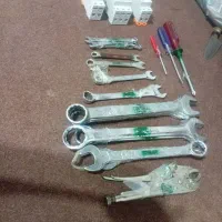 تعدای آچار ابزار الات برای تعمیرکاری ماشین
