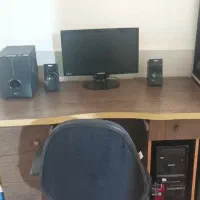 کامپیوتر و میز و صندلی چرخدار در حد نو