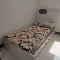 تخت ۱نفره به همراه ۲کشو و قفسه کتاب