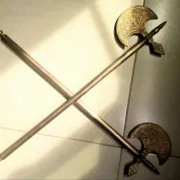 یک جفت تبرزین مس و برنج با طراحی زیبا