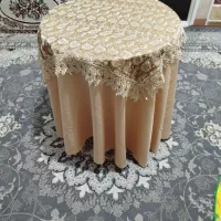 میز خاطره با رومیزی ساتن و گیپور شیک و تمیز