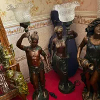 مجسمه برنزانتیک وقدیمی چراغ دارسایزبزرگ