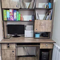 میز تحریر و کتابخانه