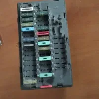 جعبه فیوز و مقداری لوازم پژو‌