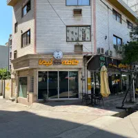 کمک باریستا با اخلاق برای کار در کافه