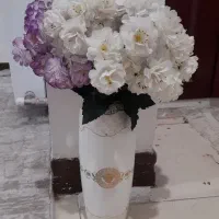 گل مصنوعی و گلدان رومیزی