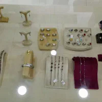 فروش زیورآلات نقره و دکور و مانکن ها یکجا