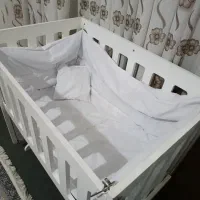 تخت و گهواره کنار مادر