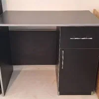 میز تحریر و کامپیوتر