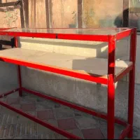 ویترین مغازه به علت کمبود جا