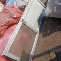 یک عدد درب آلومینیومی همراه با پنجره