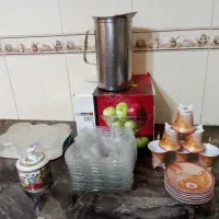 تعدادی لوازم آشپزخانه و فرانسه