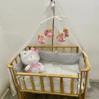 تختخواب و گهواره کنار مادر چوبی