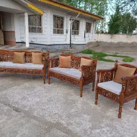تخت های سنتی و میز ناهار خوری
