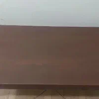 یک میز وسط مربع قهوه ای بدون شیشه