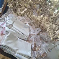 تعدادی لوستر به دلیل جمع کردن کارگاه