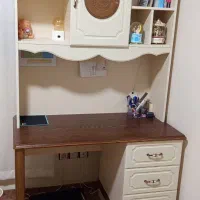 میز تحریر و کتابخانه