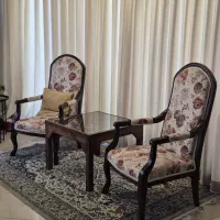 دو میزبان همراه با میز