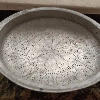 آبکش مسی دست‌ساز قدیمی قطر ۵۸ وزن ۳ کیلو طرح سنتی