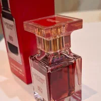 عطر زنانه با رایحه آلبالو