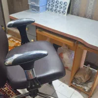 صندلی چرخدار اداری و میز کامپیوتر