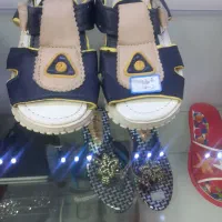 تعدادی کفش بچه