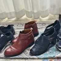 تعدادی کفش و کتانی زنانه