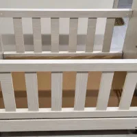 تخت نوزاد کنار مادر