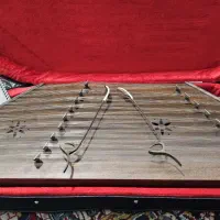 سنتور عشقی به همراه پایه سنتور و هاردکیس و دفتر
