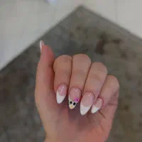 کاشت ناخن آرایشگاه