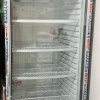 یخچال تک در ایستاده