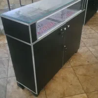 ویترین و پیشخوان مغازه