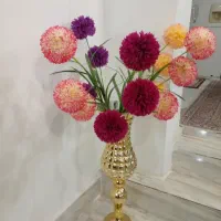 گل و گلدان کنار سالنی
