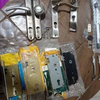 قفل و دستگیره ۴عددقفل و۲دست دستگیره