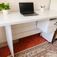 میز تحریر و کامپیوتر تمیز و عمق دار