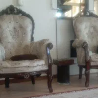 ۶ عدد مبلمان تک نفره و۴ عدد عسلی