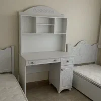 دو عدد تخت یک نفره همراه با میز تحریر