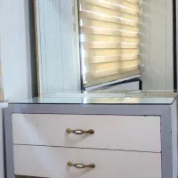 میز کشودار با آینه سالن زیبایی