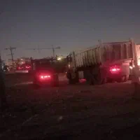 راننده با کامیون کمپرسی تک و جفت