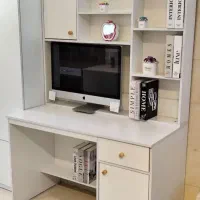 میز تحریر و کامپیوتر